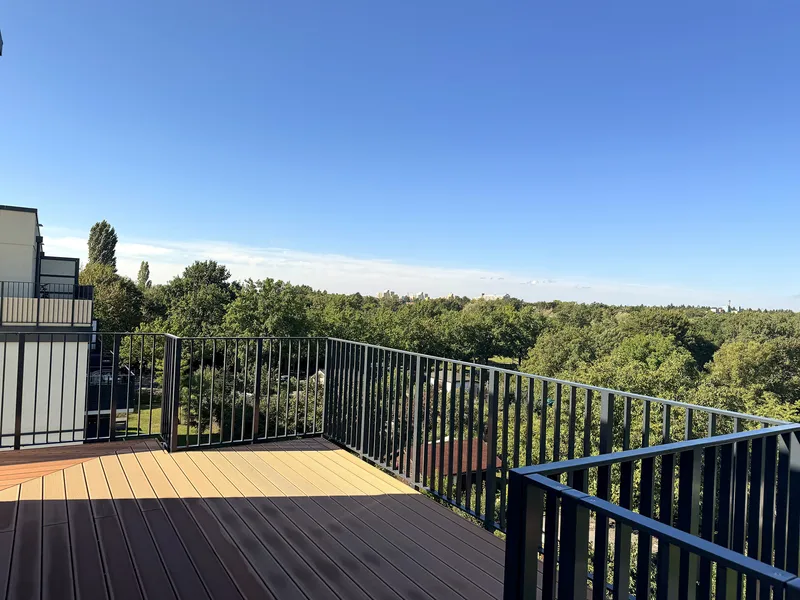 Erstbezug 2026: 2-Zimmer-Penthouse mit umlaufender Dachterrasse & Blick ins Grüne — photo 1